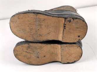 Paar Wachstiefel Wehrmacht, wurden über die normalen Stiefel gezogen. Dicke Holzsohle, um erfrierungen zu vermeiden. Ungetragenes Paar, datiert 1943, Sohlenlänge 32cm