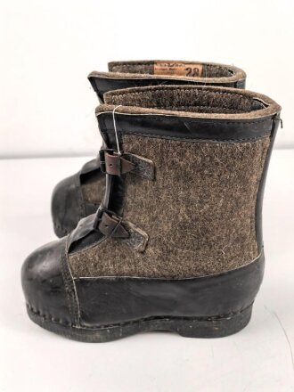 Paar Wachstiefel Wehrmacht, wurden über die normalen Stiefel gezogen. Dicke Holzsohle, um erfrierungen zu vermeiden. Ungetragenes Paar, datiert 1943, Sohlenlänge 32cm