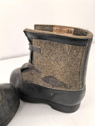 Paar Wachstiefel Wehrmacht, wurden über die normalen Stiefel gezogen. Dicke Holzsohle, um erfrierungen zu vermeiden. Ungetragenes Paar, datiert 1943, Sohlenlänge 32cm