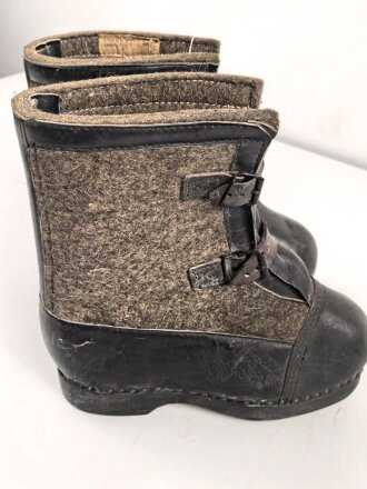 Paar Wachstiefel Wehrmacht, wurden über die normalen Stiefel gezogen. Dicke Holzsohle, um erfrierungen zu vermeiden. Ungetragenes Paar, datiert 1943, Sohlenlänge 32cm