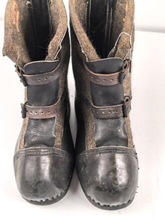 Paar Wachstiefel Wehrmacht, wurden über die normalen Stiefel gezogen. Dicke Holzsohle, um erfrierungen zu vermeiden. Ungetragenes Paar, datiert 1943, Sohlenlänge 32cm