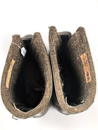 Paar Wachstiefel Wehrmacht, wurden über die normalen Stiefel gezogen. Dicke Holzsohle, um erfrierungen zu vermeiden. Ungetragenes Paar, datiert 1943, Sohlenlänge 32cm