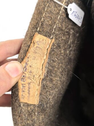 Paar Wachstiefel Wehrmacht, wurden über die normalen Stiefel gezogen. Dicke Holzsohle, um erfrierungen zu vermeiden. Ungetragenes Paar, datiert 1943, Sohlenlänge 32cm