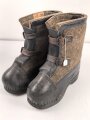 Paar Wachstiefel Wehrmacht, wurden über die normalen Stiefel gezogen. Dicke Holzsohle, um erfrierungen zu vermeiden. Ungetragenes Paar, datiert 1943, Sohlenlänge 32cm