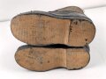 Paar Wachstiefel Wehrmacht, wurden über die normalen Stiefel gezogen. Dicke Holzsohle, um erfrierungen zu vermeiden. Ungetragenes Paar, datiert 1943, Sohlenlänge 32cm