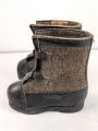 Paar Wachstiefel Wehrmacht, wurden über die normalen Stiefel gezogen. Dicke Holzsohle, um erfrierungen zu vermeiden. Ungetragenes Paar, datiert 1943, Sohlenlänge 32cm