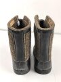 Paar Wachstiefel Wehrmacht, wurden über die normalen Stiefel gezogen. Dicke Holzsohle, um erfrierungen zu vermeiden. Ungetragenes Paar, datiert 1943, Sohlenlänge 32cm
