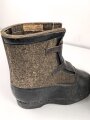 Paar Wachstiefel Wehrmacht, wurden über die normalen Stiefel gezogen. Dicke Holzsohle, um erfrierungen zu vermeiden. Ungetragenes Paar, datiert 1943, Sohlenlänge 32cm