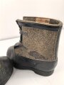 Paar Wachstiefel Wehrmacht, wurden über die normalen Stiefel gezogen. Dicke Holzsohle, um erfrierungen zu vermeiden. Ungetragenes Paar, datiert 1943, Sohlenlänge 32cm