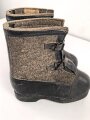 Paar Wachstiefel Wehrmacht, wurden über die normalen Stiefel gezogen. Dicke Holzsohle, um erfrierungen zu vermeiden. Ungetragenes Paar, datiert 1943, Sohlenlänge 32cm