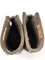 Paar Wachstiefel Wehrmacht, wurden über die normalen Stiefel gezogen. Dicke Holzsohle, um erfrierungen zu vermeiden. Ungetragenes Paar, datiert 1943, Sohlenlänge 32cm