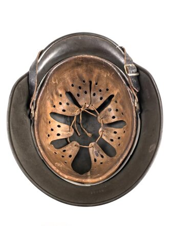 Heer, Stahlhelm Modell 1935. Vorschriftmäßig 1940 neu lackiert und das Wappen entfernt. In allen Teilen originales Stück, guter Zustand. EF66