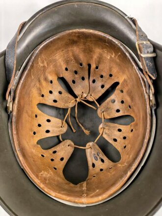 Heer, Stahlhelm Modell 1935. Vorschriftmäßig 1940 neu lackiert und das Wappen entfernt. In allen Teilen originales Stück, guter Zustand. EF66