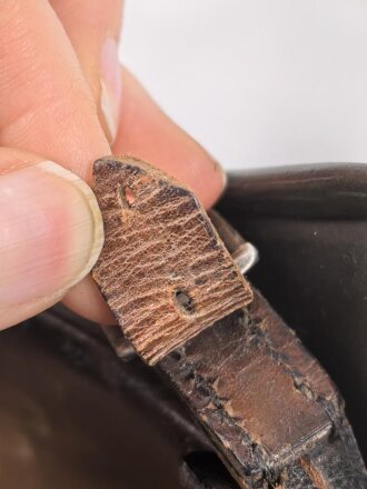 Heer, Stahlhelm Modell 1935. Vorschriftmäßig 1940 neu lackiert und das Wappen entfernt. In allen Teilen originales Stück, guter Zustand. EF66