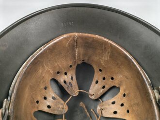 Heer, Stahlhelm Modell 1935. Vorschriftmäßig 1940 neu lackiert und das Wappen entfernt. In allen Teilen originales Stück, guter Zustand. EF66