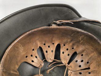 Heer, Stahlhelm Modell 1935. Vorschriftmäßig 1940 neu lackiert und das Wappen entfernt. In allen Teilen originales Stück, guter Zustand. EF66