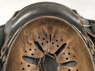 Heer, Stahlhelm Modell 1935. Vorschriftmäßig 1940 neu lackiert und das Wappen entfernt. In allen Teilen originales Stück, guter Zustand. EF66