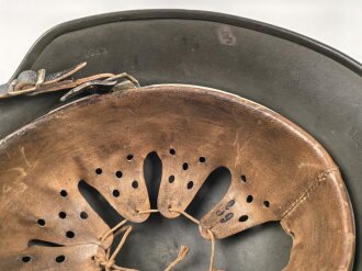 Heer, Stahlhelm Modell 1935. Vorschriftmäßig 1940 neu lackiert und das Wappen entfernt. In allen Teilen originales Stück, guter Zustand. EF66