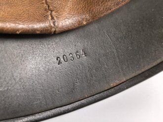 Heer, Stahlhelm Modell 1935. Vorschriftmäßig 1940 neu lackiert und das Wappen entfernt. In allen Teilen originales Stück, guter Zustand. EF66