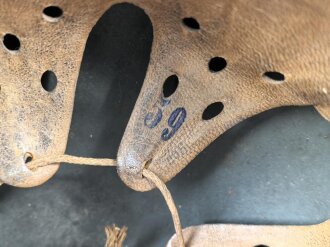 Heer, Stahlhelm Modell 1935. Vorschriftmäßig 1940 neu lackiert und das Wappen entfernt. In allen Teilen originales Stück, guter Zustand. EF66