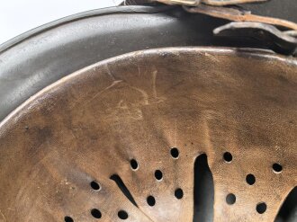 Heer, Stahlhelm Modell 1935. Vorschriftmäßig 1940 neu lackiert und das Wappen entfernt. In allen Teilen originales Stück, guter Zustand. EF66
