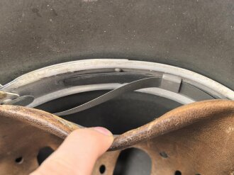 Heer, Stahlhelm Modell 1935. Vorschriftmäßig 1940 neu lackiert und das Wappen entfernt. In allen Teilen originales Stück, guter Zustand. EF66