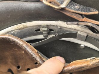 Heer, Stahlhelm Modell 1935. Vorschriftmäßig 1940 neu lackiert und das Wappen entfernt. In allen Teilen originales Stück, guter Zustand. EF66