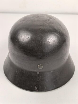 Heer, Stahlhelm Modell 1935. Vorschriftmäßig 1940 neu lackiert und das Wappen entfernt. In allen Teilen originales Stück, guter Zustand. EF66