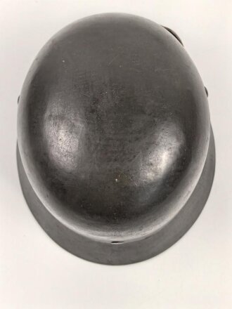 Heer, Stahlhelm Modell 1935. Vorschriftmäßig 1940 neu lackiert und das Wappen entfernt. In allen Teilen originales Stück, guter Zustand. EF66