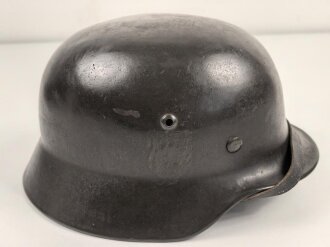 Heer, Stahlhelm Modell 1935. Vorschriftmäßig 1940 neu lackiert und das Wappen entfernt. In allen Teilen originales Stück, guter Zustand. EF66