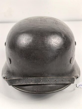 Heer, Stahlhelm Modell 1935. Vorschriftmäßig 1940 neu lackiert und das Wappen entfernt. In allen Teilen originales Stück, guter Zustand. EF66
