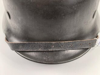 Heer, Stahlhelm Modell 1935. Vorschriftmäßig 1940 neu lackiert und das Wappen entfernt. In allen Teilen originales Stück, guter Zustand. EF66