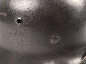 Heer, Stahlhelm Modell 1935. Vorschriftmäßig 1940 neu lackiert und das Wappen entfernt. In allen Teilen originales Stück, guter Zustand. EF66