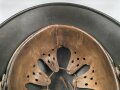 Heer, Stahlhelm Modell 1935. Vorschriftmäßig 1940 neu lackiert und das Wappen entfernt. In allen Teilen originales Stück, guter Zustand. EF66