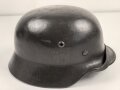 Heer, Stahlhelm Modell 1935. Vorschriftmäßig 1940 neu lackiert und das Wappen entfernt. In allen Teilen originales Stück, guter Zustand. EF66