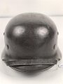 Heer, Stahlhelm Modell 1935. Vorschriftmäßig 1940 neu lackiert und das Wappen entfernt. In allen Teilen originales Stück, guter Zustand. EF66