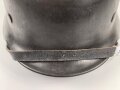Heer, Stahlhelm Modell 1935. Vorschriftmäßig 1940 neu lackiert und das Wappen entfernt. In allen Teilen originales Stück, guter Zustand. EF66