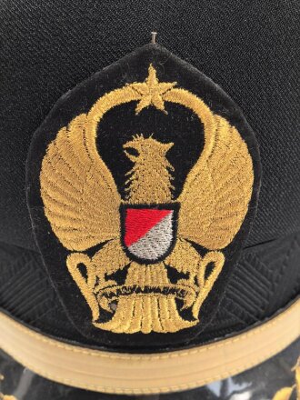 Indonesien, Schirmmütze für einen Offizier der Armee. Guter Zustand, Kopfgrösse 56