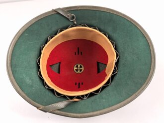 Tropenhelm für Angehörige des Heeres. 2. Modell, im Schweißleder datiert 1942. Kopfgrösse 61 !! Guter Zustand