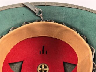 Tropenhelm für Angehörige des Heeres. 2. Modell, im Schweißleder datiert 1942. Kopfgrösse 61 !! Guter Zustand
