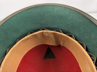 Tropenhelm für Angehörige des Heeres. 2. Modell, im Schweißleder datiert 1942. Kopfgrösse 61 !! Guter Zustand