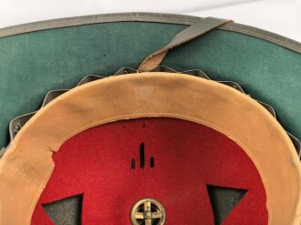 Tropenhelm für Angehörige des Heeres. 2. Modell, im Schweißleder datiert 1942. Kopfgrösse 61 !! Guter Zustand