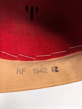 Tropenhelm für Angehörige des Heeres. 2. Modell, im Schweißleder datiert 1942. Kopfgrösse 61 !! Guter Zustand