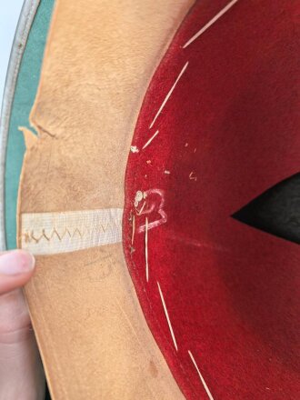 Tropenhelm für Angehörige des Heeres. 2. Modell, im Schweißleder datiert 1942. Kopfgrösse 61 !! Guter Zustand