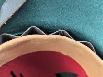 Tropenhelm für Angehörige des Heeres. 2. Modell, im Schweißleder datiert 1942. Kopfgrösse 61 !! Guter Zustand