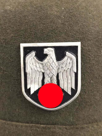 Tropenhelm für Angehörige des Heeres. 2. Modell, im Schweißleder datiert 1942. Kopfgrösse 61 !! Guter Zustand