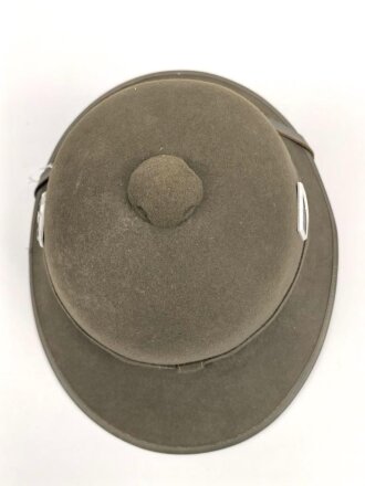 Tropenhelm für Angehörige des Heeres. 2. Modell, im Schweißleder datiert 1942. Kopfgrösse 61 !! Guter Zustand