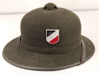 Tropenhelm für Angehörige des Heeres. 2. Modell, im Schweißleder datiert 1942. Kopfgrösse 61 !! Guter Zustand