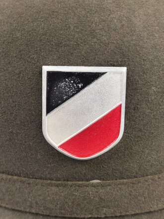 Tropenhelm für Angehörige des Heeres. 2. Modell, im Schweißleder datiert 1942. Kopfgrösse 61 !! Guter Zustand