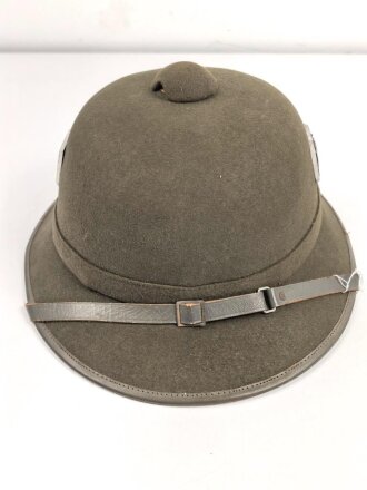 Tropenhelm für Angehörige des Heeres. 2. Modell, im Schweißleder datiert 1942. Kopfgrösse 61 !! Guter Zustand